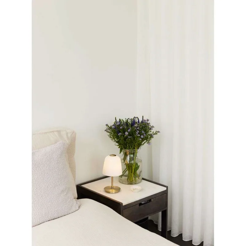 Room 49 Portable Tafellamp Antique Brass/Opal fra Halo Design – produktbillede