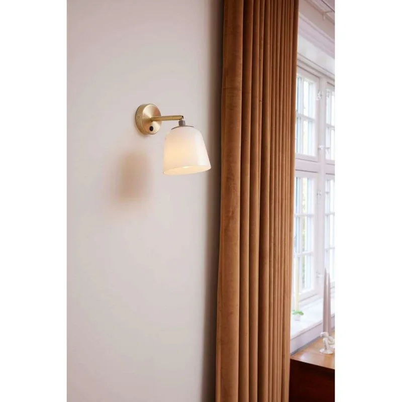 Room 49 Wandlamp Antique Brass/Opal fra Halo Design – produktbillede