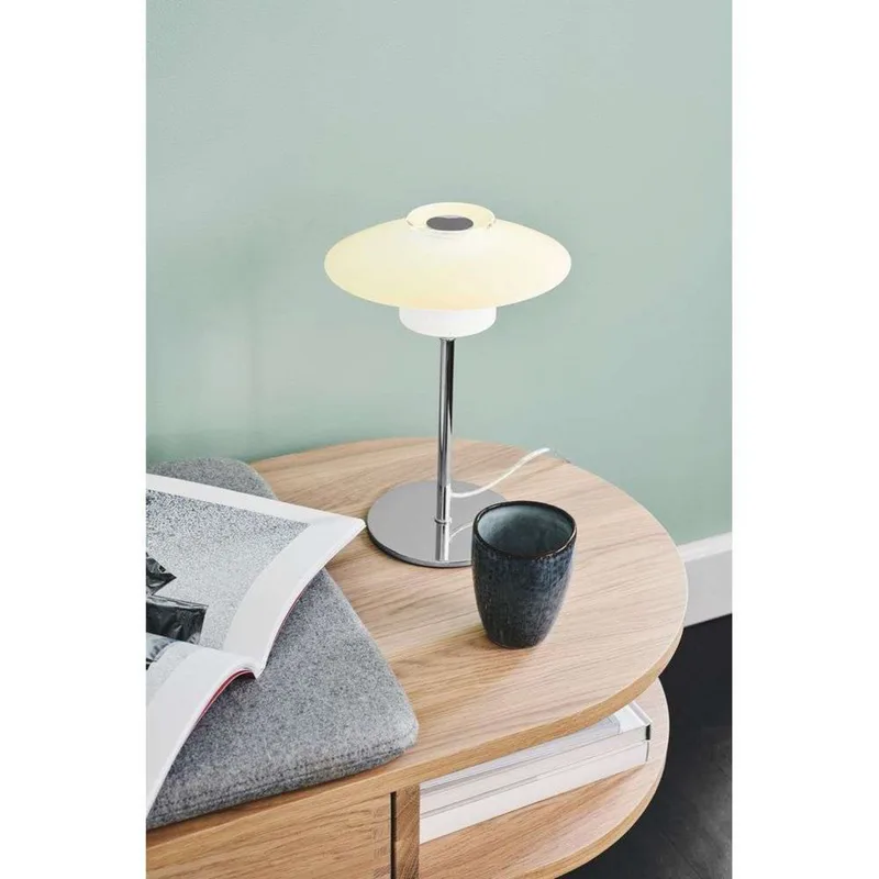 Scandinavia Tischleuchte Ø20 Opal/Chrome von Halo Design – Produktfoto
