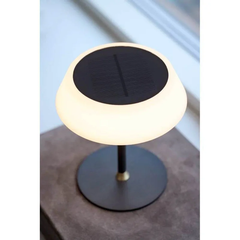 Solar Portable Tischleuchte Schwarz von Halo Design – Produktfoto