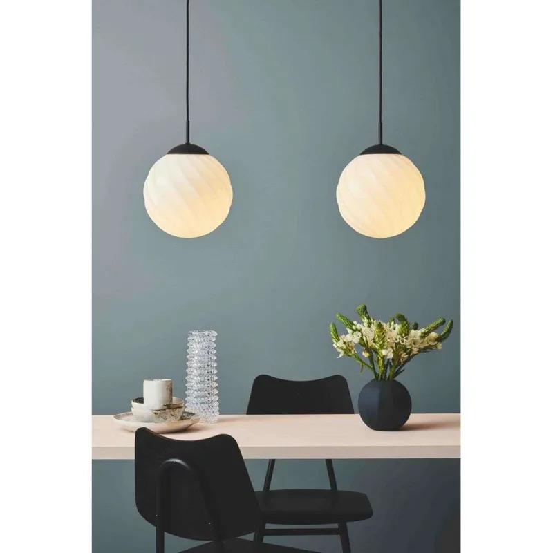 Twist Ball Hanglamp Ø25 Antique Brass fra Halo Design – produktbillede