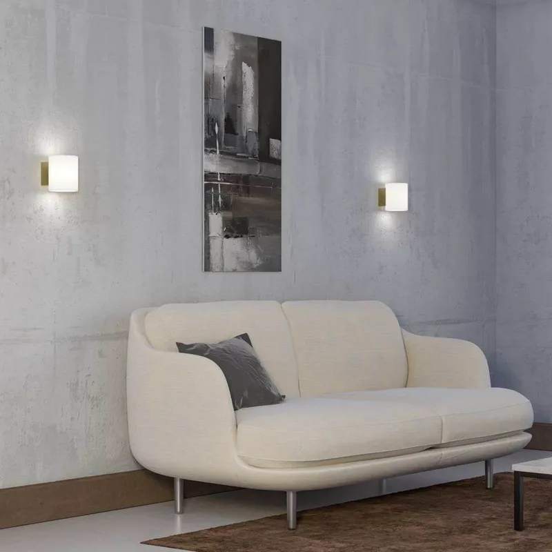 Evoke Wandlamp IP44 Small Satin Brass/Opaal fra Herstal – produktbillede