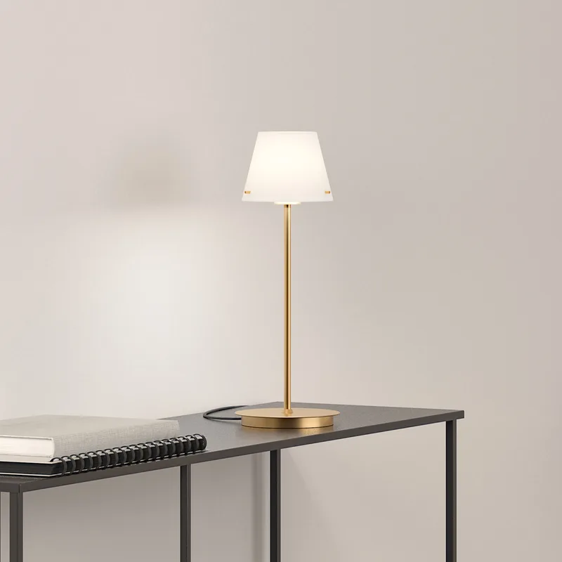 Gil Tafellamp Satin/Brass fra Herstal – produktbillede