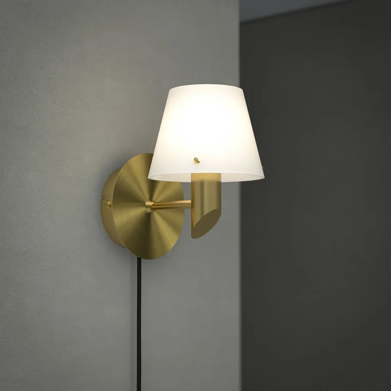 Applique murale Gil Laiton satiné-verre opale de Herstal – photo produit