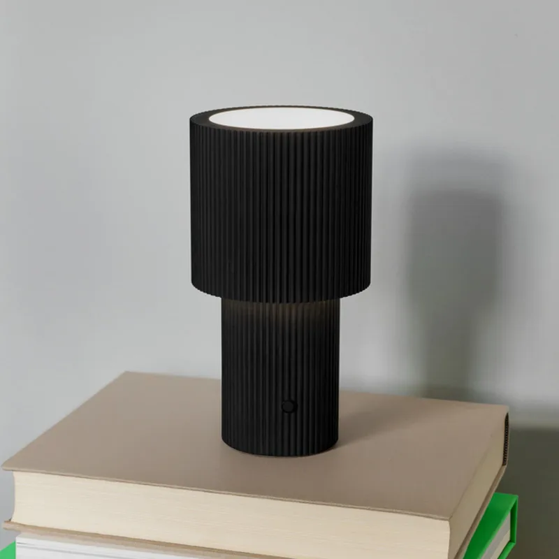 Iluma LED tafellamp, batterijgevoed, zwart, hoogte 22,1 cm von Herstal – Produktfoto