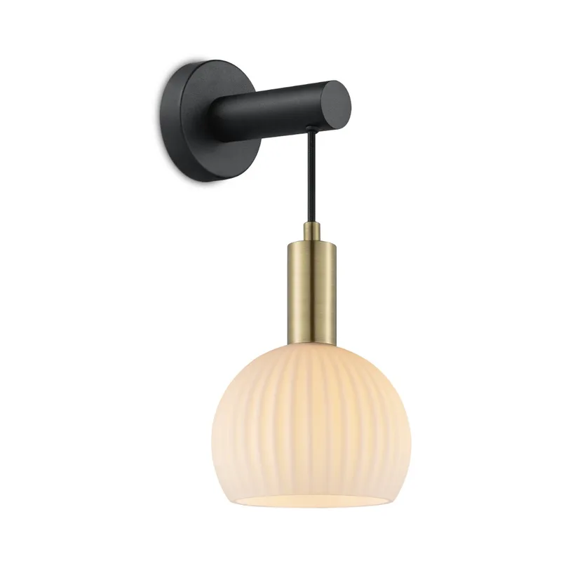 wandlamp Credo rond messing - zwart / opaal glas von Home Sweet Home in Weiß – Produktfoto