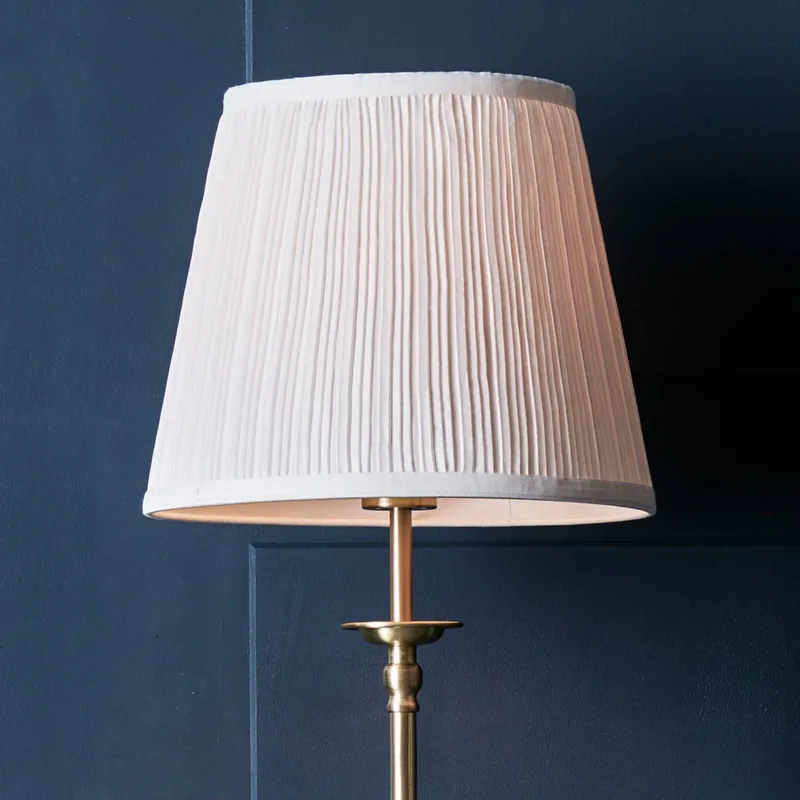 Aantrekkelijk ontworpen staande lamp Imperia van Markslöjd in Messing, Wit – productfoto 2 van 3