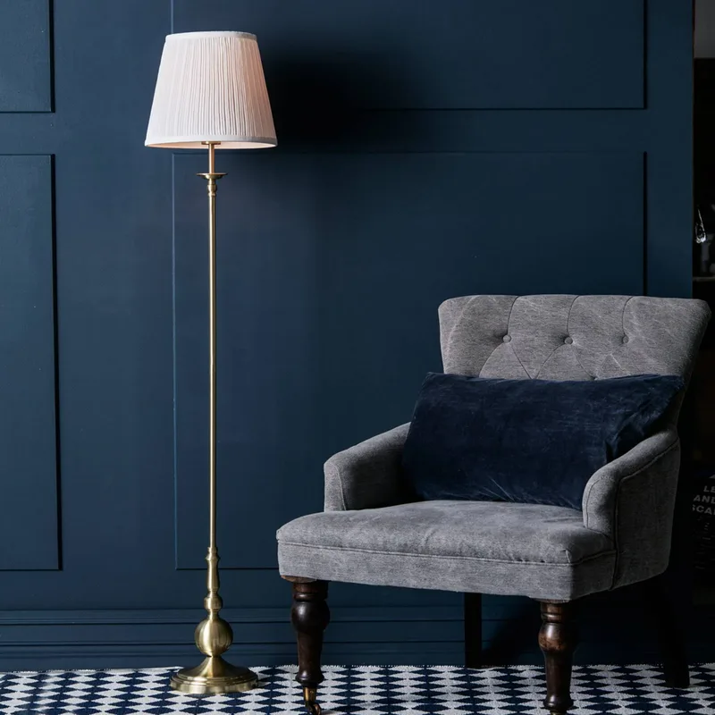 Aantrekkelijk ontworpen staande lamp Imperia van Markslöjd in Messing, Wit – productfoto 3 van 3