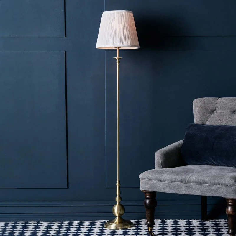 Aantrekkelijk ontworpen staande lamp Imperia van Markslöjd in Messing, Wit – productfoto 1 van 3