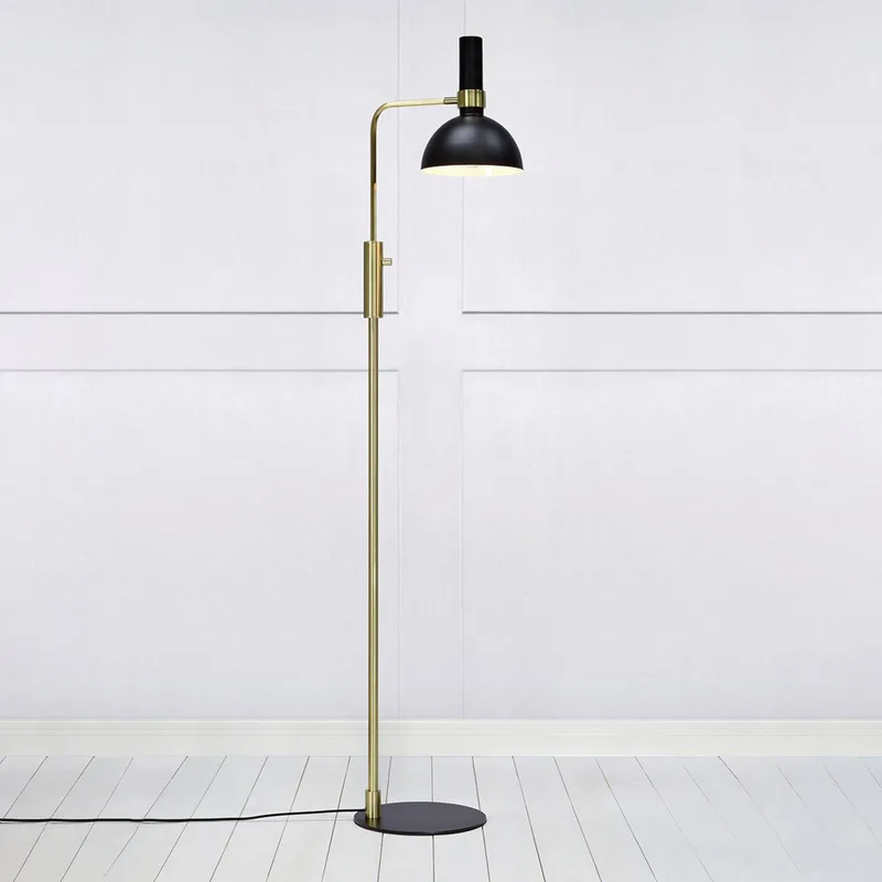 Larry Lampadaire Black/Brushed Brass de Markslöjd en Noir, Laiton – photo produit 2 sur 2