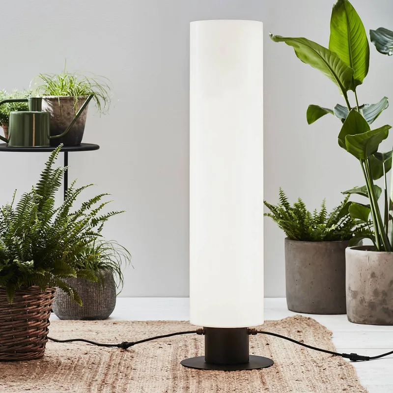 Garden 24 LED-gulvlampe Cylinder, højde 110 cm fra Markslöjd i Sort, Hvid – produktbillede