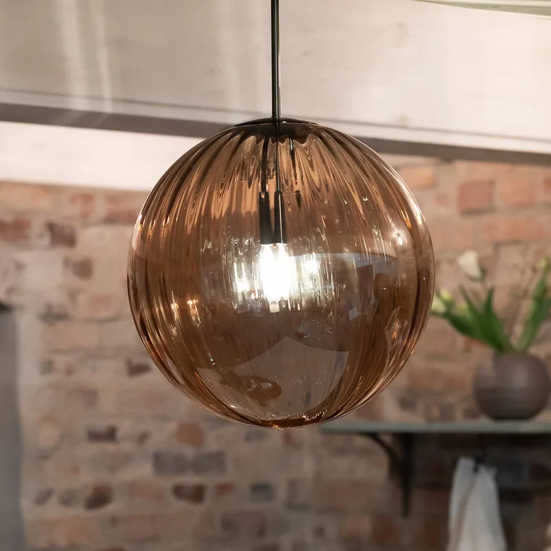 Fengari 1 Suspension Antique Brass/Amber de Markslöjd en Amber, Noir – photo produit 1 sur 3