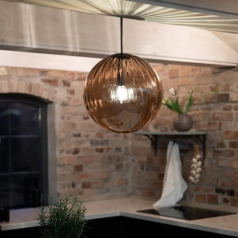 Fengari 1 Suspension Antique Brass/Amber de Markslöjd en Amber, Noir – photo produit 2 sur 3