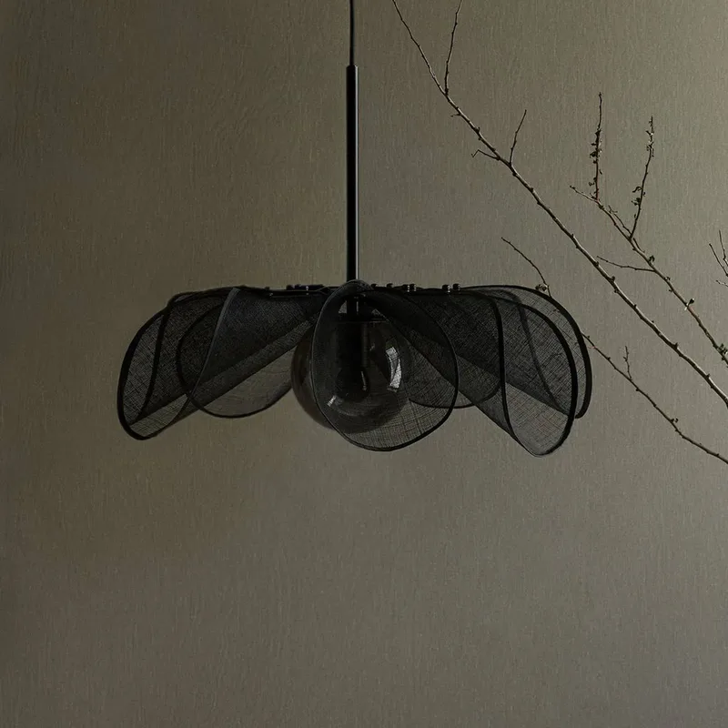 Suspension Styrka, Ø 63 cm, noir et gris fumée, fibre de bananier de Markslöjd en Noir, Rookgrijs – photo produit 1 sur 5