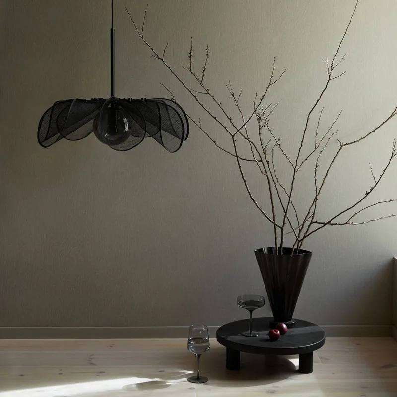 Suspension Styrka, Ø 63 cm, noir et gris fumée, fibre de bananier de Markslöjd en Noir, Rookgrijs – photo produit 2 sur 5