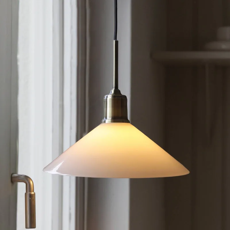 Hanglamp Vela, wit/oud messing, glas/ijzer Ø 25 cm stekker de Markslöjd en Wit mat, Antiek messing – photo produit 1 sur 2