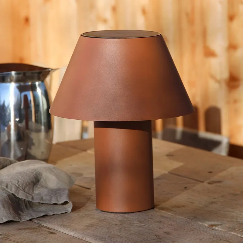 LED tafellamp op zonne-energie Vivo, IP44, hoogte 30 cm, dimbaar. de Markslöjd en Marron – photo produit 1 sur 3