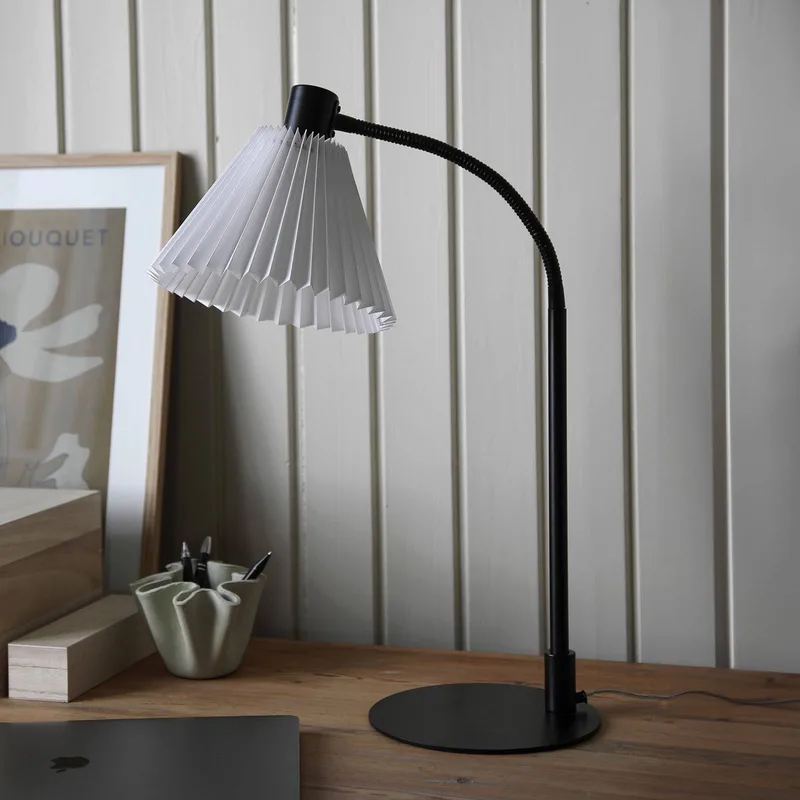 Mira tafellamp, zwart/wit, ijzer/stof, hoogte 59 cm de Markslöjd en Noir, Blanc – photo produit 3 sur 5