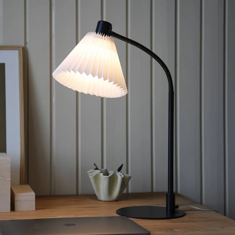 Mira tafellamp, zwart/wit, ijzer/stof, hoogte 59 cm de Markslöjd en Noir, Blanc – photo produit 1 sur 5