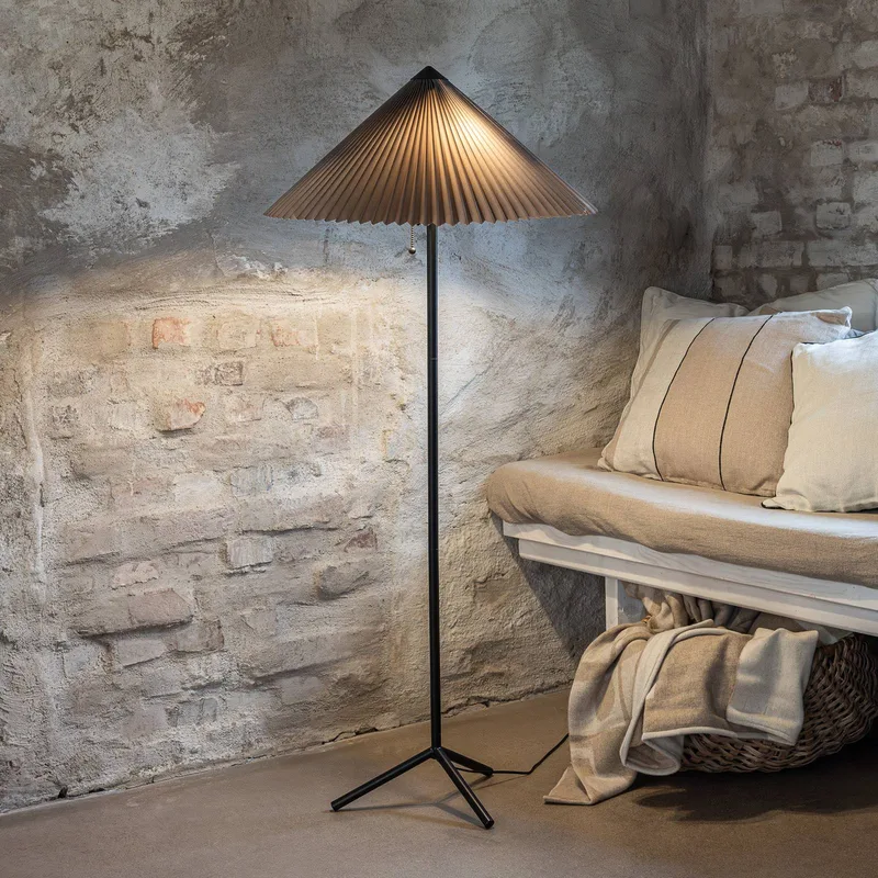 Plisado Stehlampe Grau von Markslöjd in Grau, Schwarz – Produktfoto 1 von 2