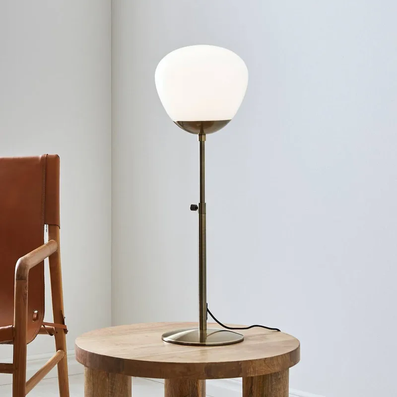 Rise tafellamp, hoogte 75 cm, antiek messing, ijzer, glas fra Markslöjd i Messing, Hvid – produktbillede 1 af 2