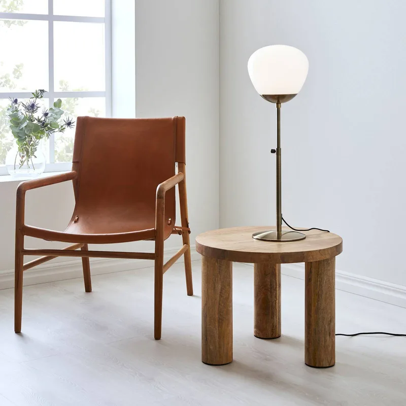 Rise tafellamp, hoogte 75 cm, antiek messing, ijzer, glas fra Markslöjd i Messing, Hvid – produktbillede 2 af 2