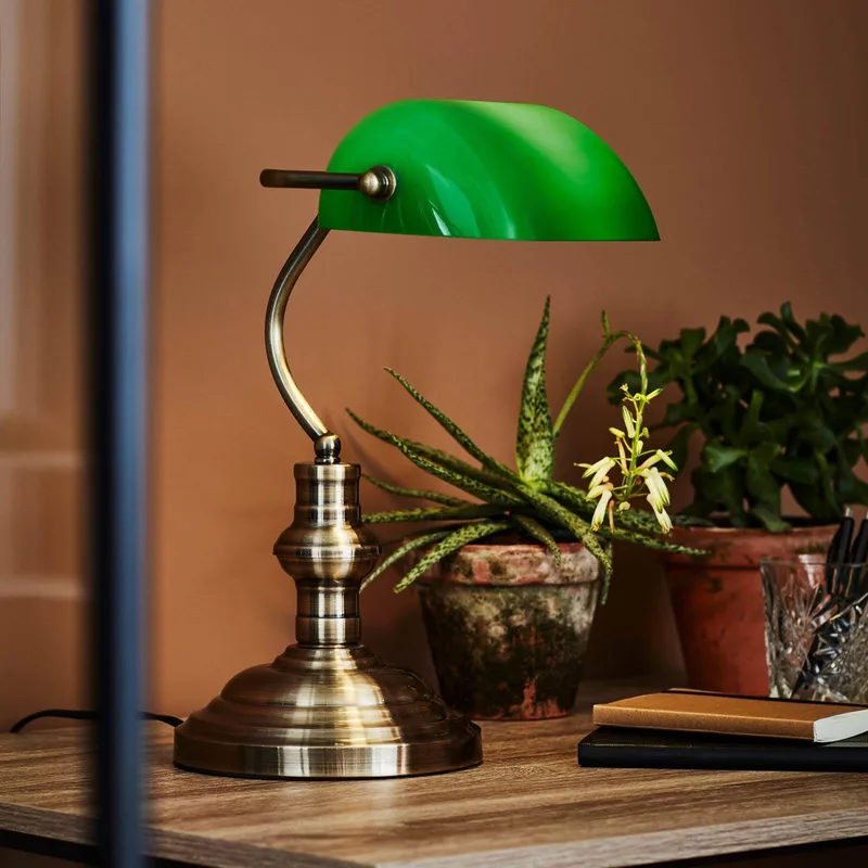 Bordslampa Bankers, höjd 25 cm grön von Markslöjd in Antiek messing, Grün – Produktfoto