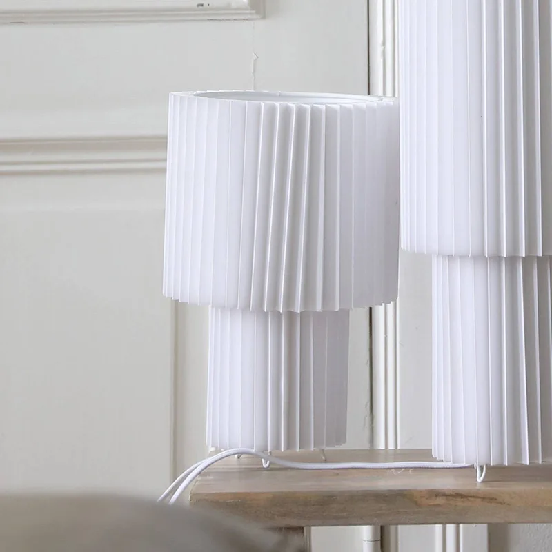 tafellamp Catis, 32 cm hoog, textiel, E27 fra Markslöjd i Hvid – produktbillede 2 af 2