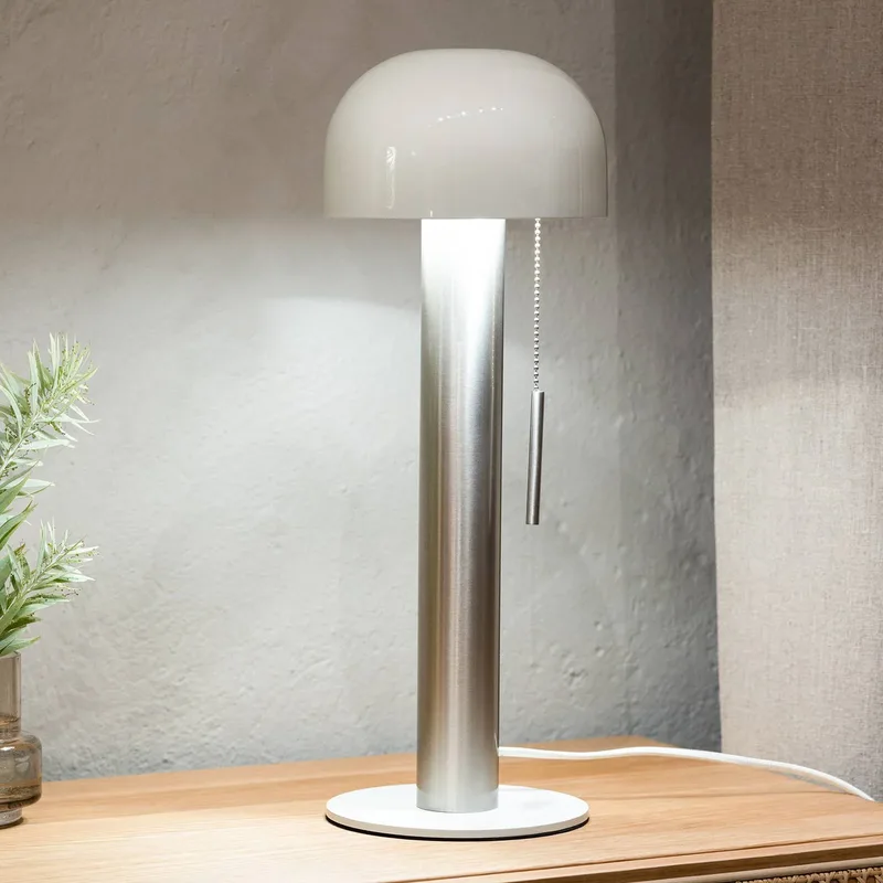 Bordslampa Costa i metall, vit/nickel von Markslöjd in Weiß, Nikkel – Produktfoto 1 von 2