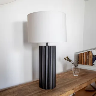 Bordlampe Hashira med stofskærm, sort fra Markslöjd i Sort, Hvid – produktbillede 1 af 3