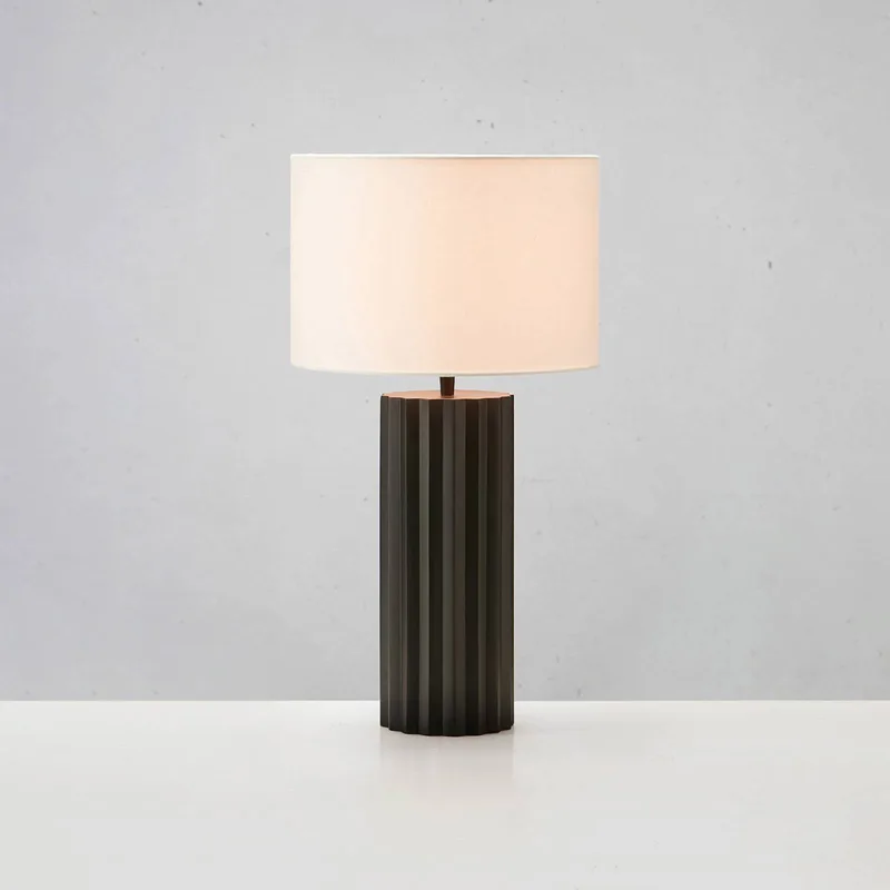 Bordlampe Hashira med stofskærm, sort fra Markslöjd i Sort, Hvid – produktbillede 2 af 3