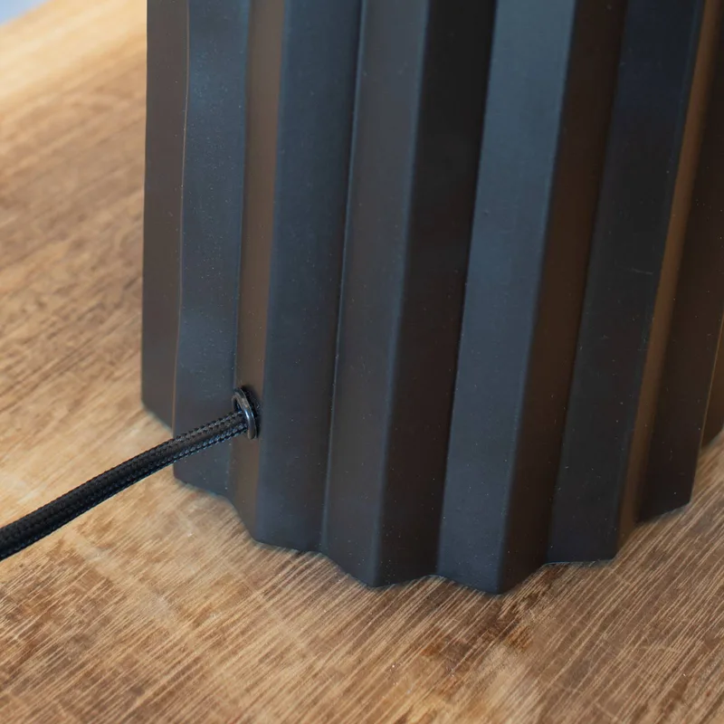 Bordlampe Hashira med stofskærm, sort fra Markslöjd i Sort, Hvid – produktbillede 3 af 3