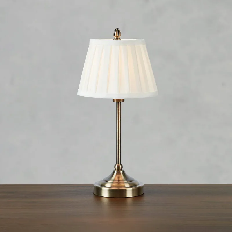 Tafellamp Oxford, messingkleurig, hoogte 43 cm, metaal/stof fra Markslöjd i Messing, Naturel wit – produktbillede
