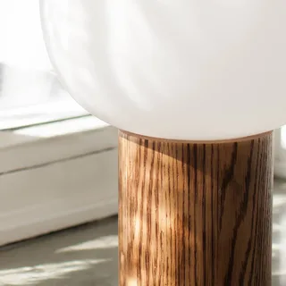 Bordslampa Skene med träfot och glasskärm 44 cm von Markslöjd in Gebrand hout, Opaalwit – Produktfoto 2 von 2