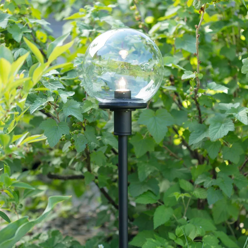 Garden 24 LED-gadelampe Sphere med kugleformet skærm fra Markslöjd i Sort, Helder – produktbillede 1 af 2