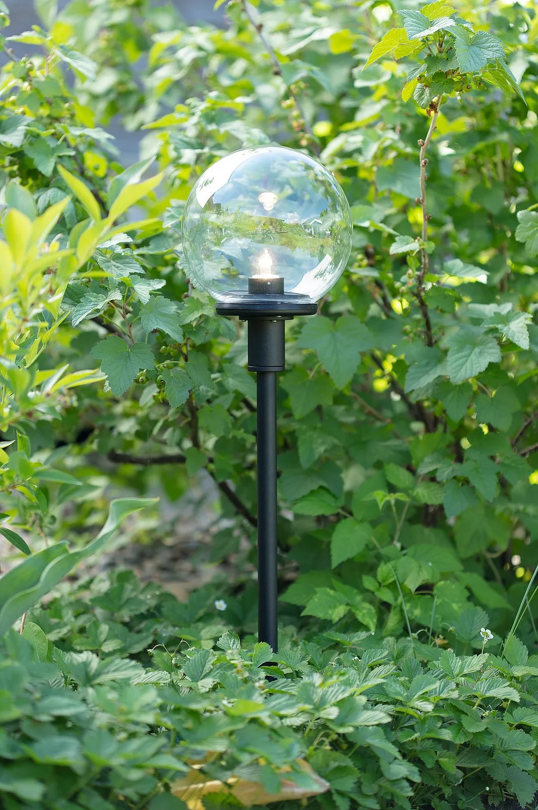 Garden 24 LED-gadelampe Sphere med kugleformet skærm fra Markslöjd i Sort, Helder – produktbillede 2 af 2