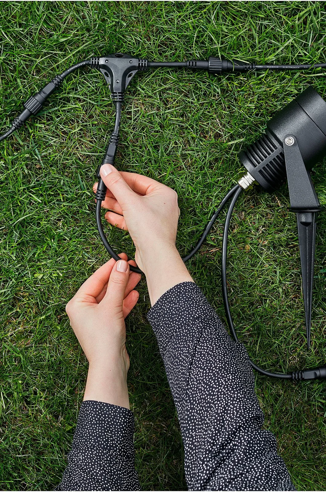 Tuin 24 Y-stekker in van Markslöjd in Zwart – productfoto 2 van 2