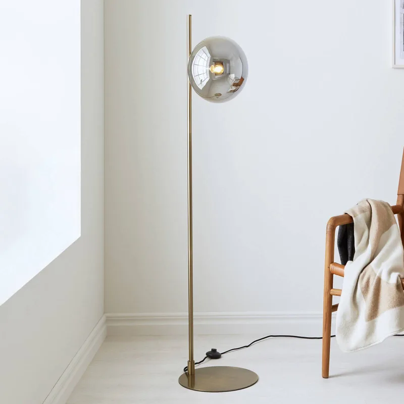 Vloerlamp Dione, messing/rookgrijs, glas, ijzer fra Markslöjd i Messing, Rookgrijs – produktbillede