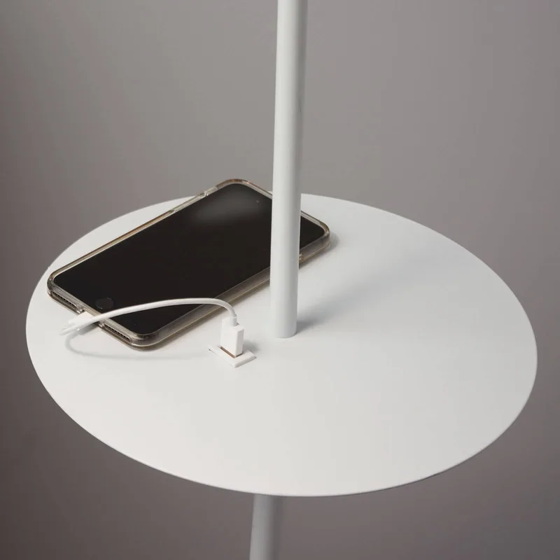 Lampadaire Linear avec station de charge USB de Markslöjd en Blanc – photo produit 3 sur 3