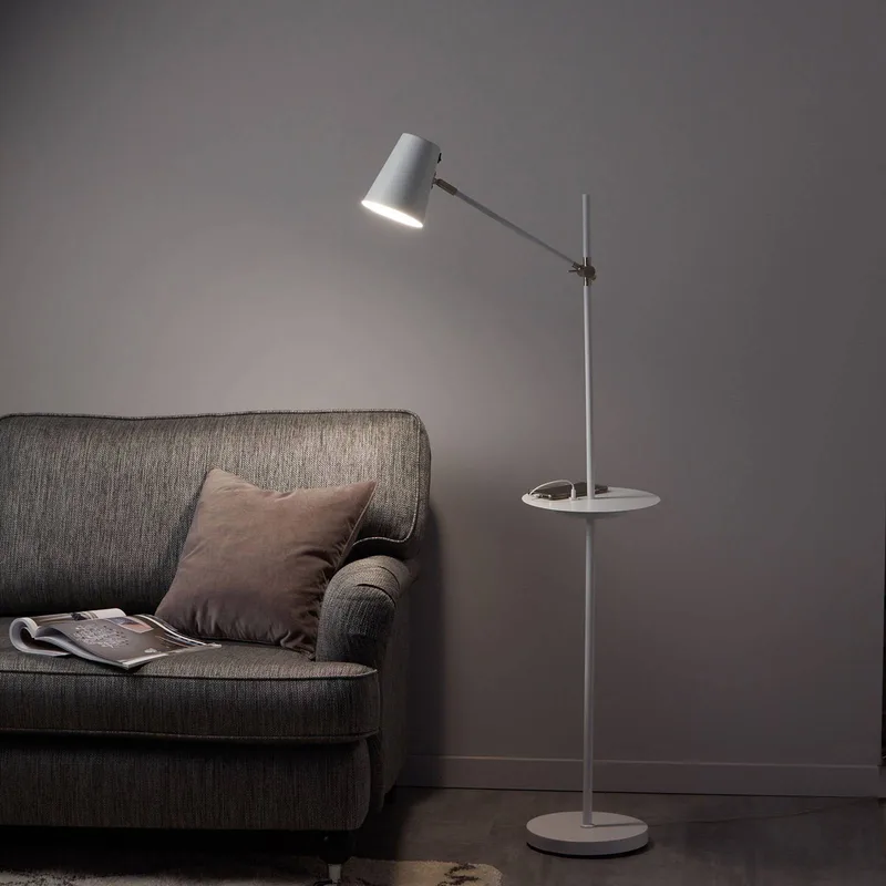 Lampadaire Linear avec station de charge USB de Markslöjd en Blanc – photo produit 1 sur 3