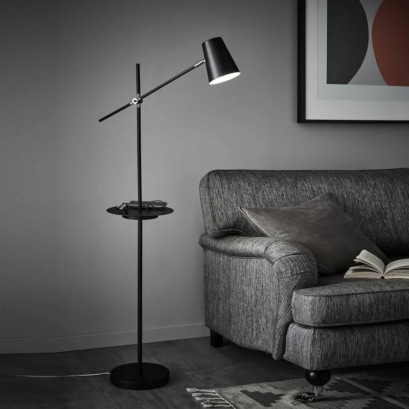 Gulvlampe Linear med USB opladestation fra Markslöjd i Sort – produktbillede 1 af 3