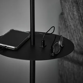 Gulvlampe Linear med USB opladestation fra Markslöjd i Sort – produktbillede 3 af 3
