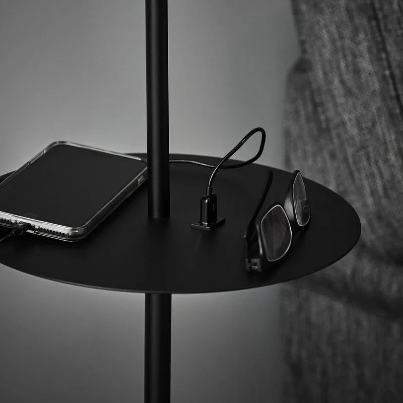 Gulvlampe Linear med USB opladestation fra Markslöjd i Sort – produktbillede 3 af 3