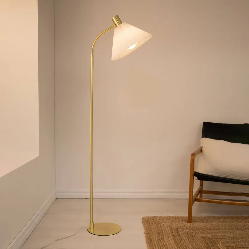 Mira tekstilgulvlampe, messing fra Markslöjd i Messing, Hvid – produktbillede 1 af 4