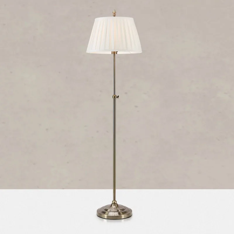Vloerlamp Oxford, messingkleurig, hoogte 155 cm, metaal/stof från Markslöjd i Mässing, Naturel wit – produktbild