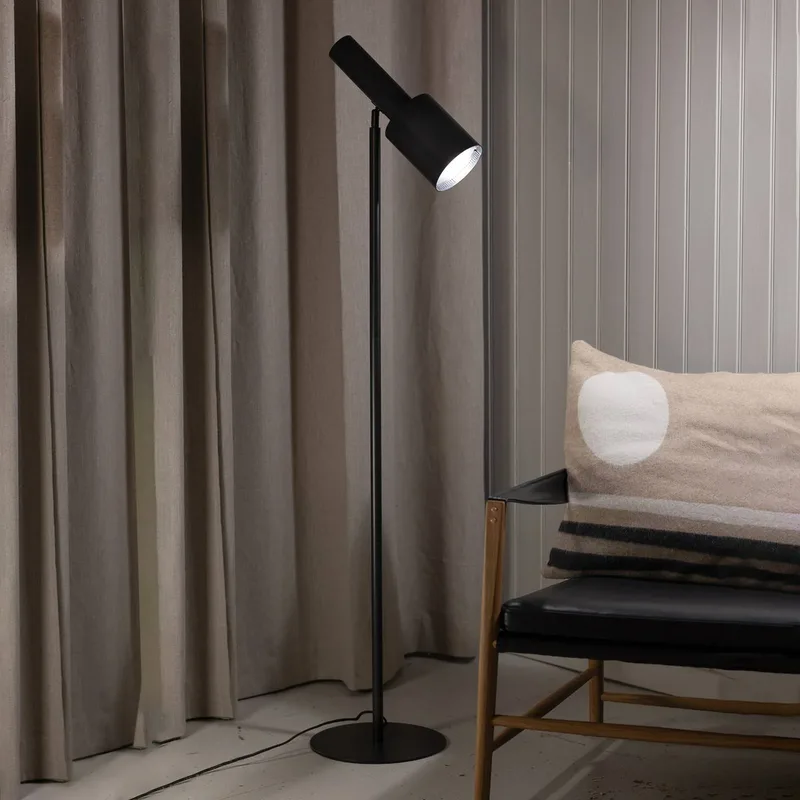 Ozzy floor lamp, metal, adjustable head de Markslöjd en Noir – photo produit 1 sur 4