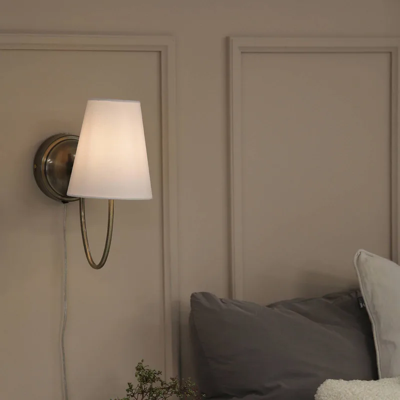 wandlamp Amar, gebroken wit/messing, stekker, E14 fra Markslöjd i Gebroken wit, Oud messing – produktbillede 2 af 4