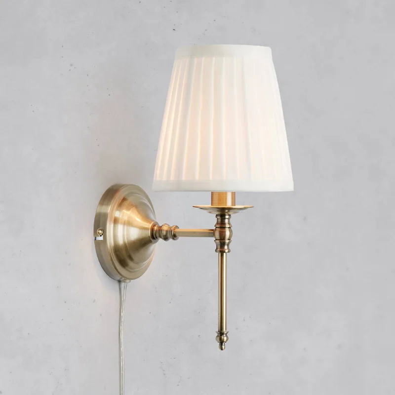 Wandlamp Manor, wit/messingkleurig, hoogte 40 cm stof/metaal fra Markslöjd i Antiek messing, Hvid – produktbillede