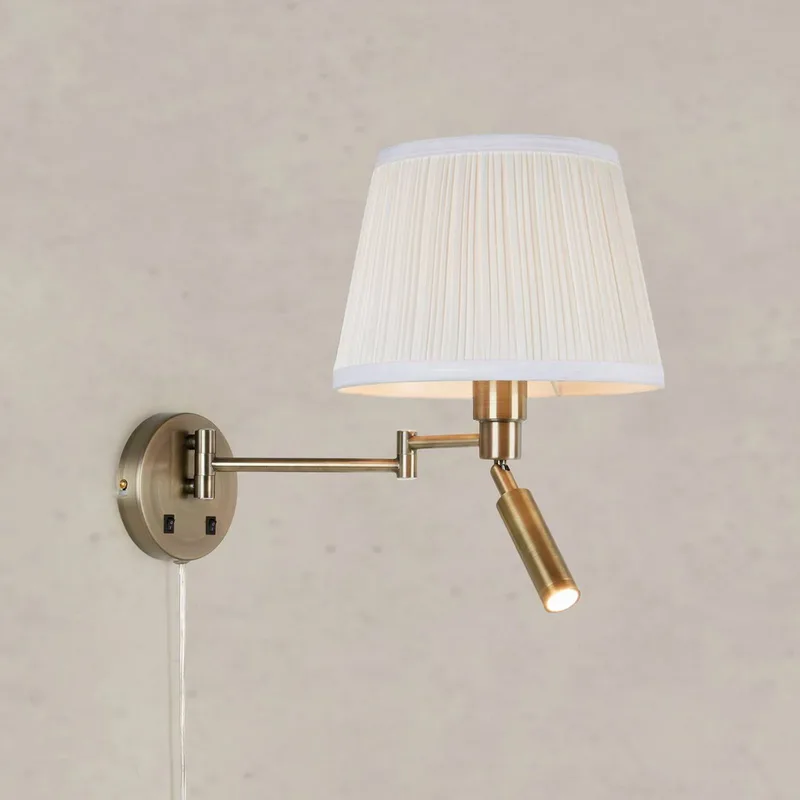 Wandlamp Pivot, naturel wit/messingkleurig, 43 cm, 2-lamps. fra Markslöjd i Natuurwit, Antiek messing – produktbillede