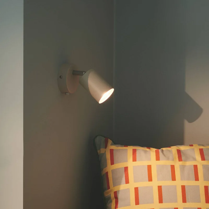 Petit spot mural avec prise secteur Explore de Nordlux en Beige – photo produit 1 sur 3
